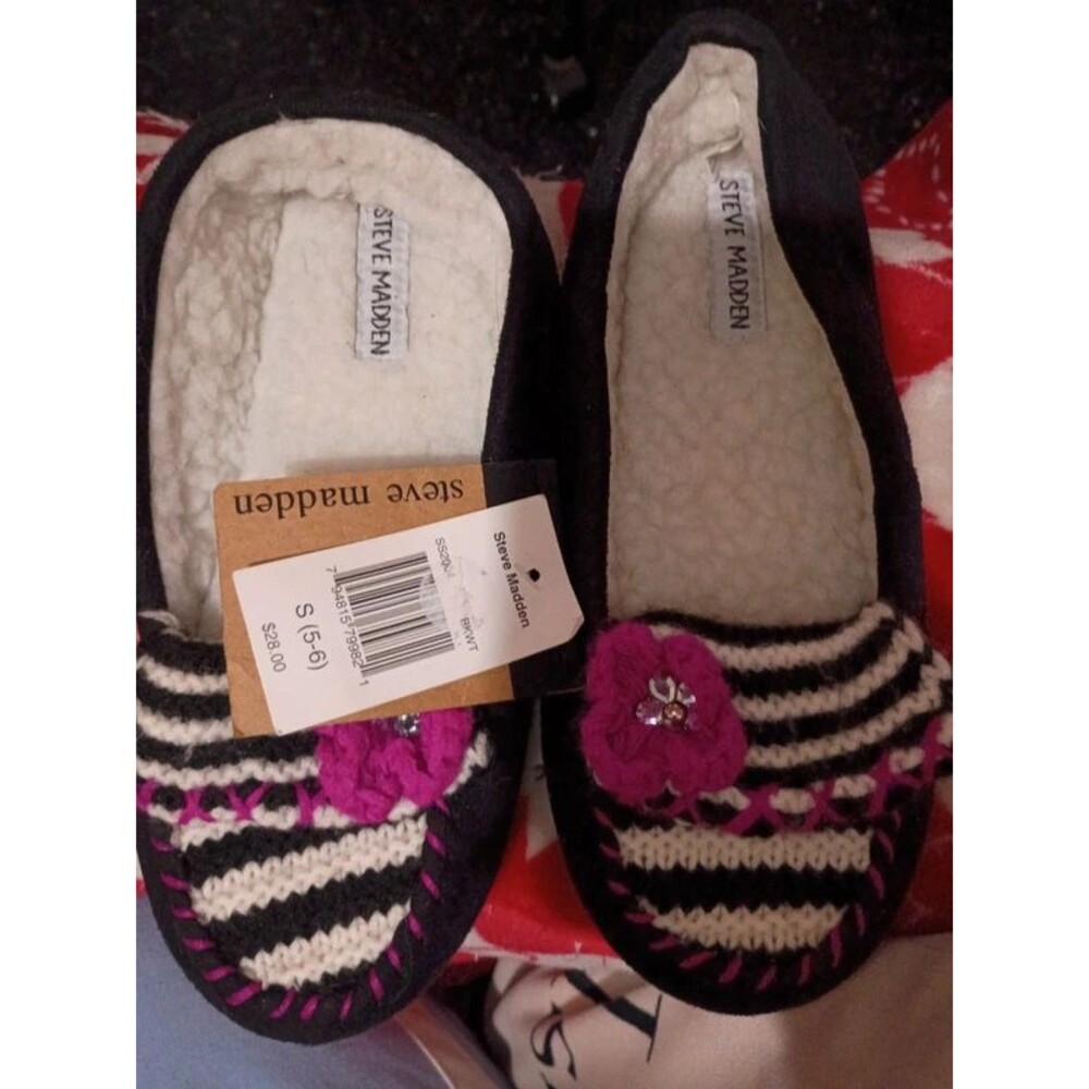 Brand new women's size small Steve Madden slippers-405123